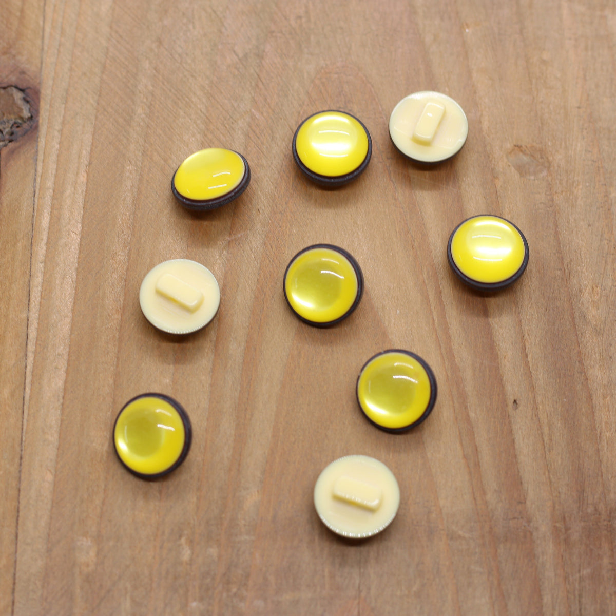 Bouton LEMON 12mm- Jaune/Noir Mercerie Sélection Gaspard & Léonie | Gaspard et Léonie Tissus en ligne et Mercerie à Toulouse