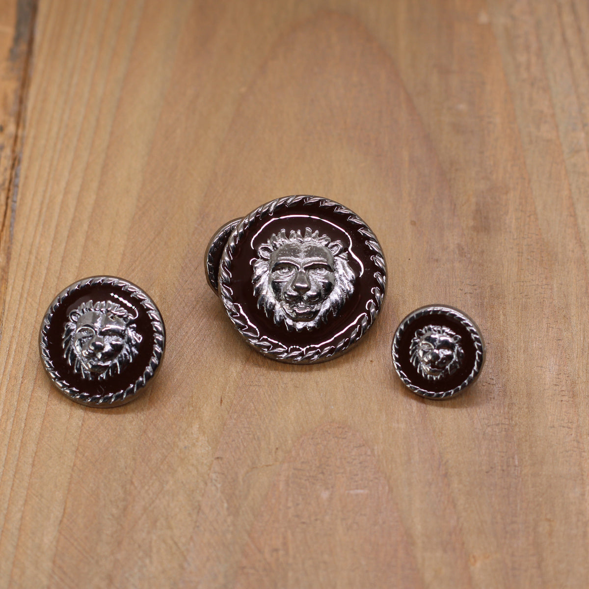 Bouton métallique émaillé MARRON ARGENT NOIR - Lion Mercerie Sélection Gaspard & Léonie | Gaspard et Léonie Tissus en ligne et Mercerie à Toulouse