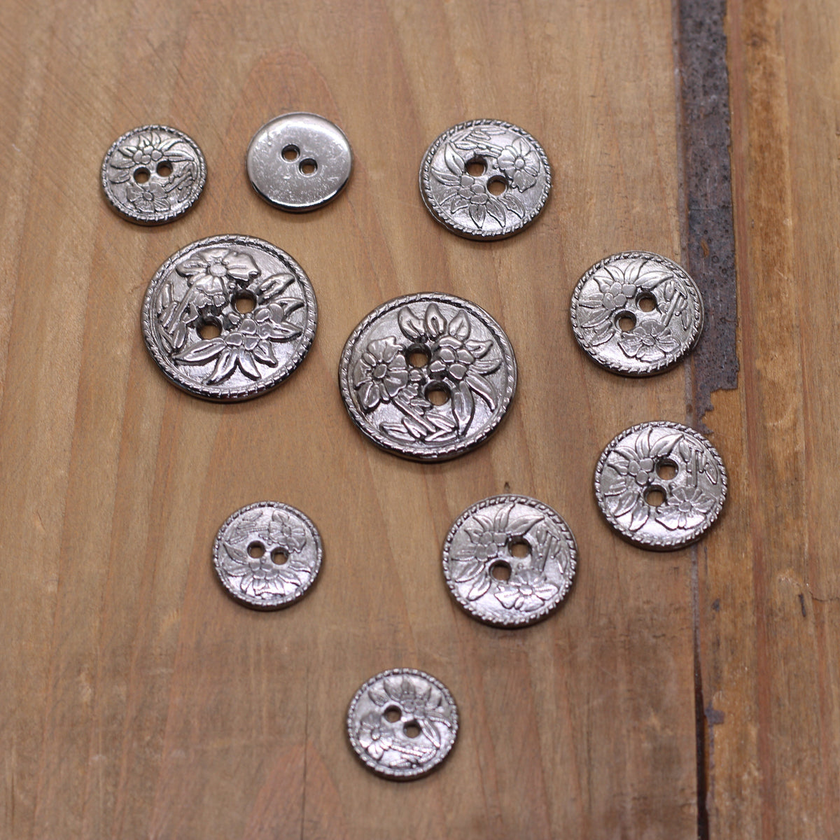 Bouton métallique gravé FLEURS - Argent vieilli Mercerie Sélection Gaspard & Léonie | Gaspard et Léonie Tissus en ligne et Mercerie à Toulouse