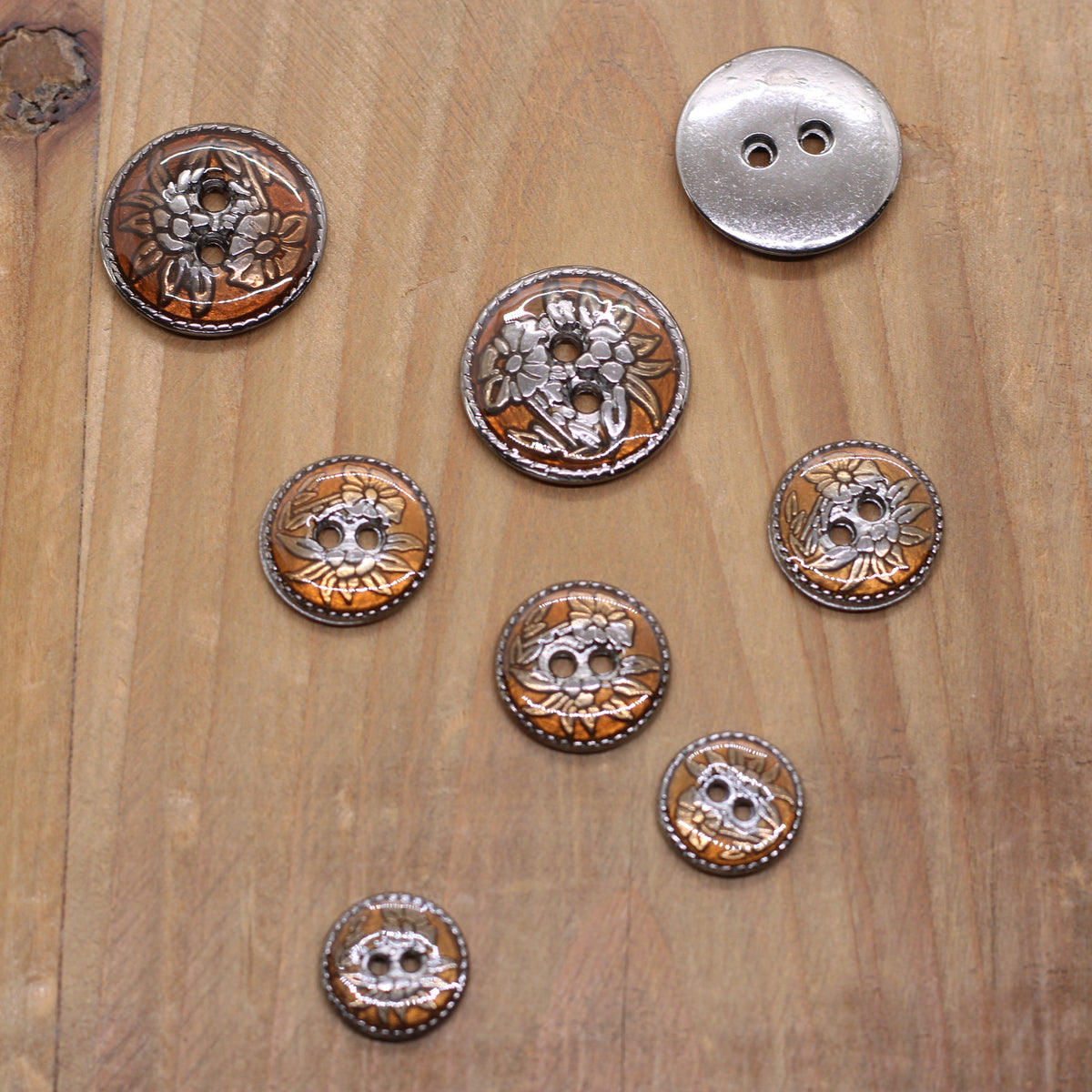 Bouton métallique gravé FLEURS - Marron/Argent vieilli Mercerie Sélection Gaspard & Léonie | Gaspard et Léonie Tissus en ligne et Mercerie à Toulouse