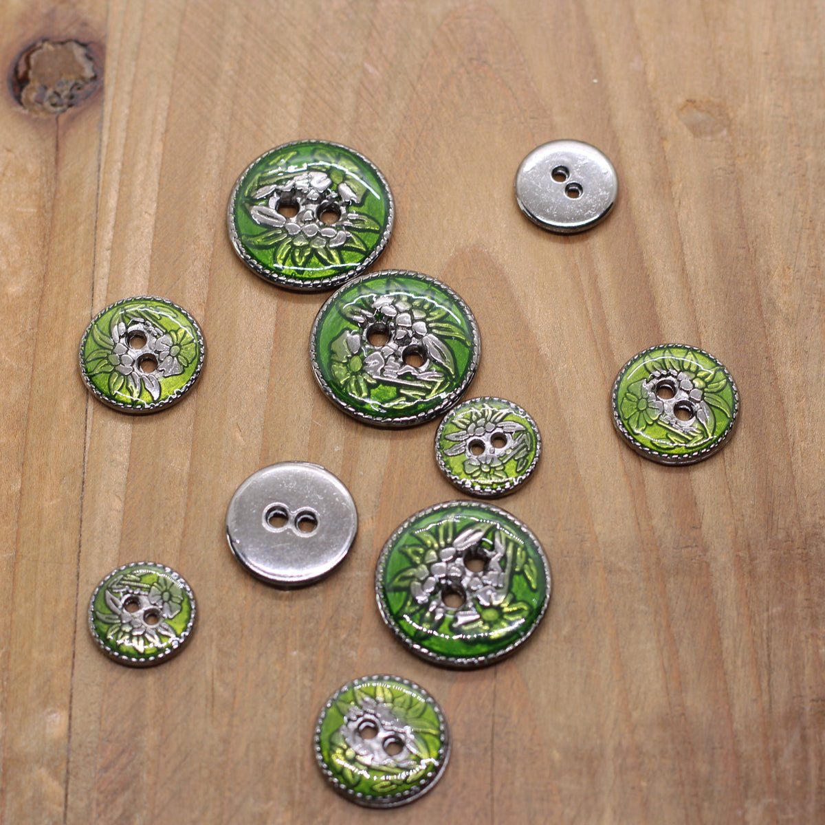 Bouton métallique gravé FLEURS - Vert/Argent vieilli Mercerie Sélection Gaspard & Léonie | Gaspard et Léonie Tissus en ligne et Mercerie à Toulouse