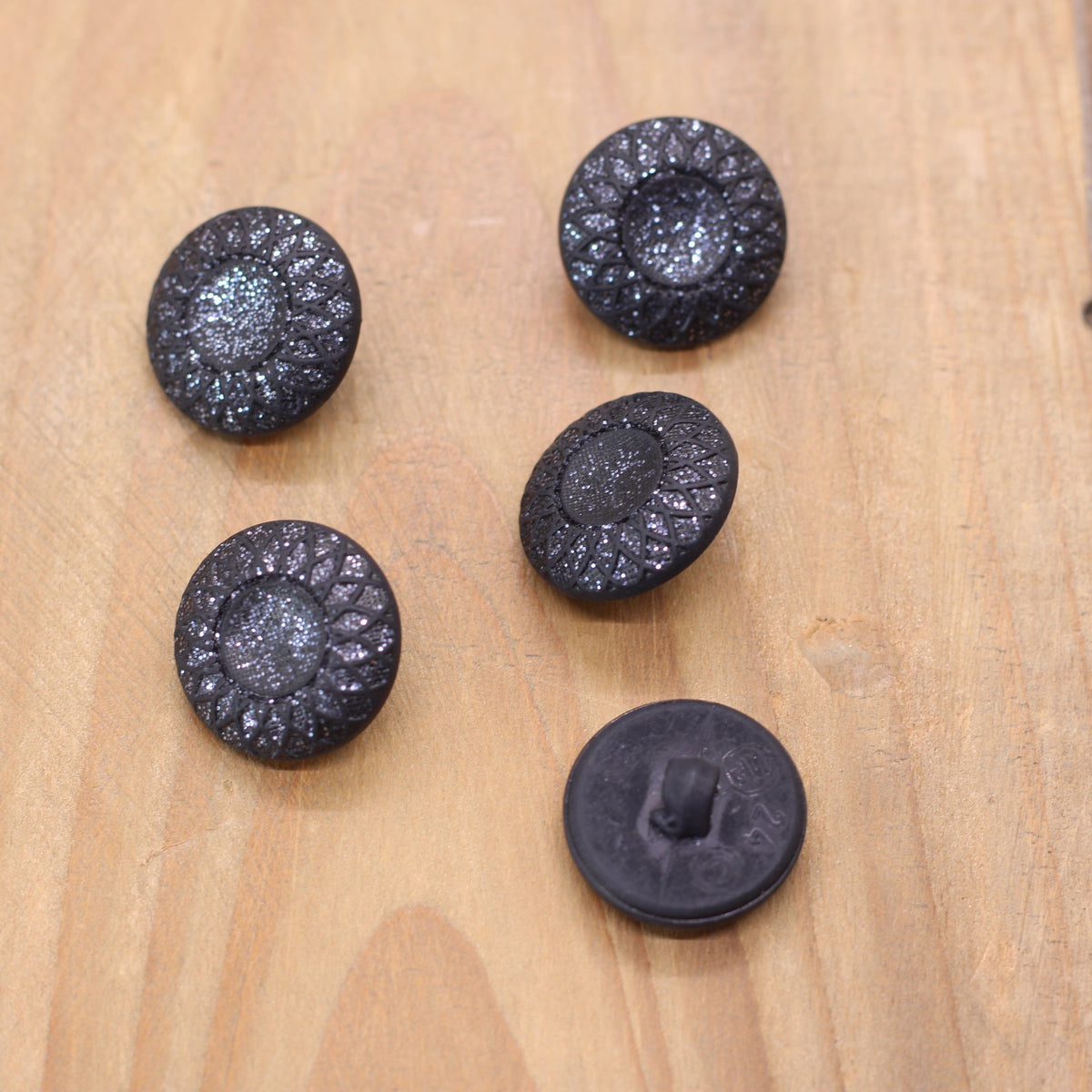 Bouton pailleté noir 15mm ROSACE - Noir Mercerie Sélection Gaspard & Léonie | Gaspard et Léonie Tissus en ligne et Mercerie à Toulouse