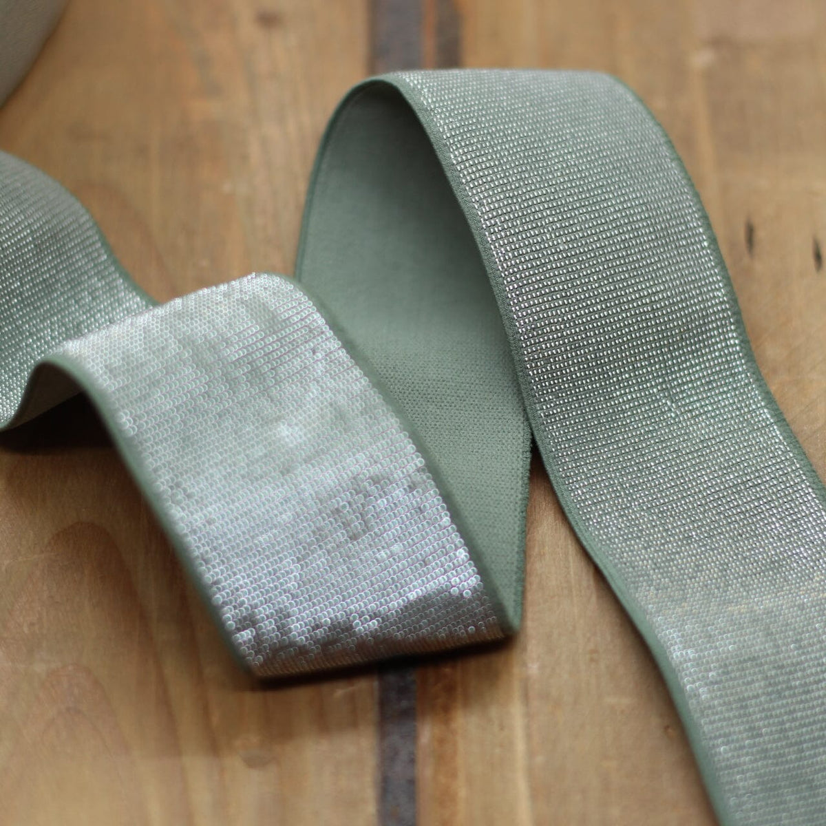 Elastique Large Lurex Vert céladon/Argenté (Vendu x10cm) Mercerie Sélection Gaspard & Léonie | Gaspard et Léonie Tissus en ligne et Mercerie à Toulouse