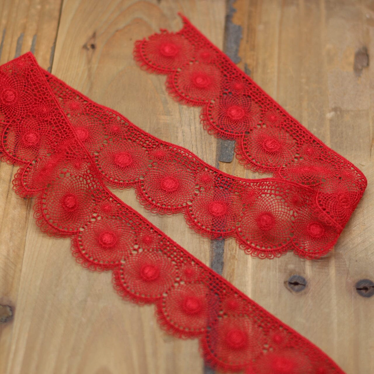 Guipure Dentelle - Rouge - 40mm (Vendu x10cm) Mercerie L'atelier de Gaspard et Léonie | Gaspard et Léonie Tissus en ligne et Mercerie à Toulouse