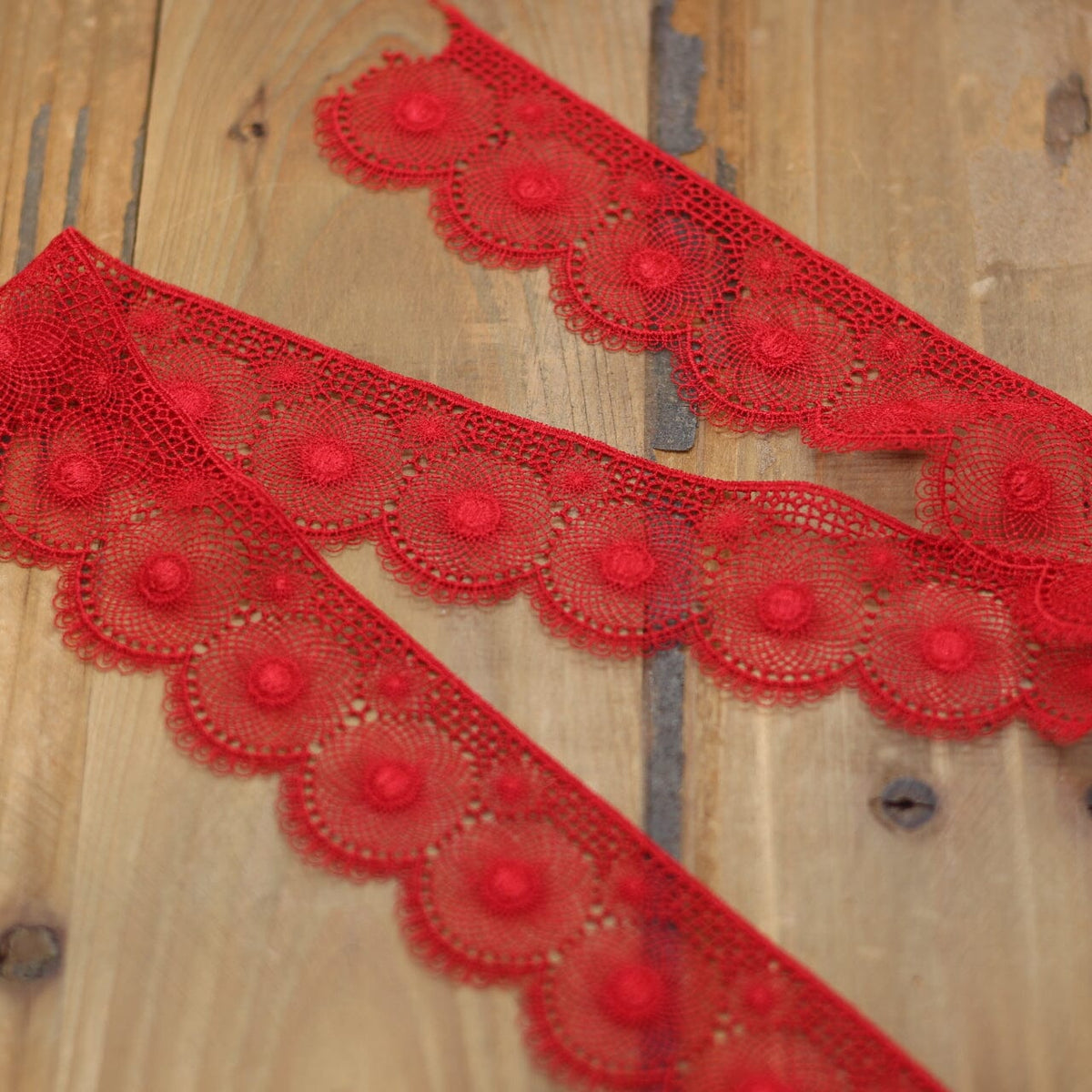 Guipure Dentelle - Rouge - 40mm (Vendu x10cm) Mercerie L'atelier de Gaspard et Léonie | Gaspard et Léonie Tissus en ligne et Mercerie à Toulouse