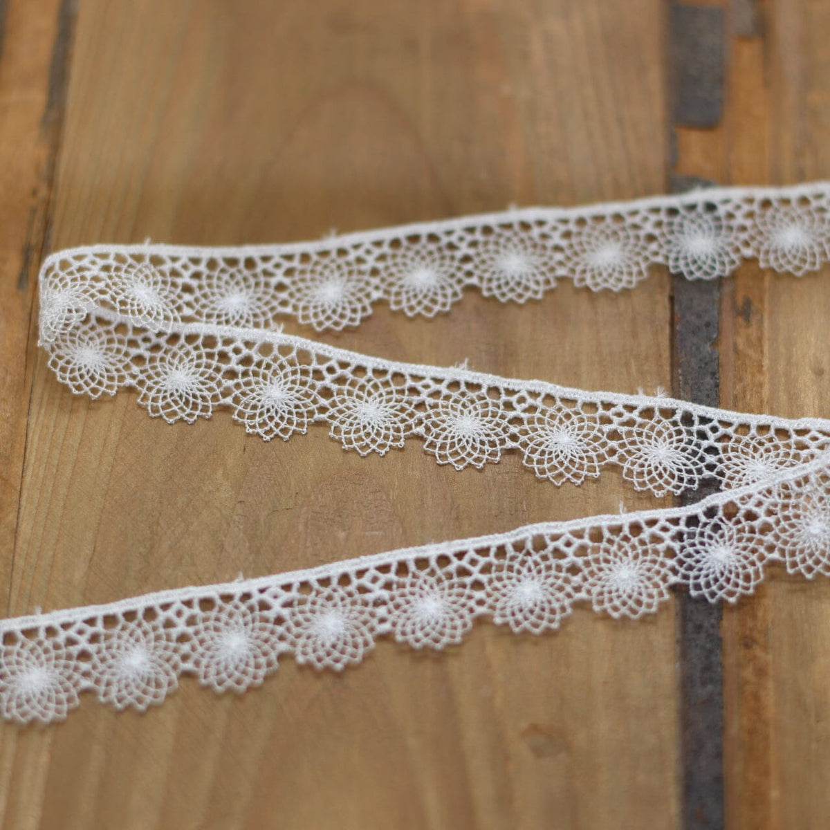 Guipure Ruban Dentelle - Blanc - 16mm (Vendu x10cm) Mercerie L'atelier de Gaspard et Léonie | Gaspard et Léonie Tissus en ligne et Mercerie à Toulouse