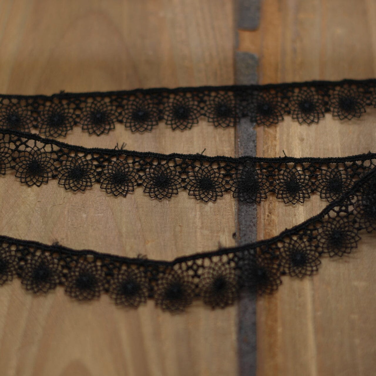 Guipure Ruban Dentelle - Noir - 16mm (Vendu x10cm) Mercerie L'atelier de Gaspard et Léonie | Gaspard et Léonie Tissus en ligne et Mercerie à Toulouse