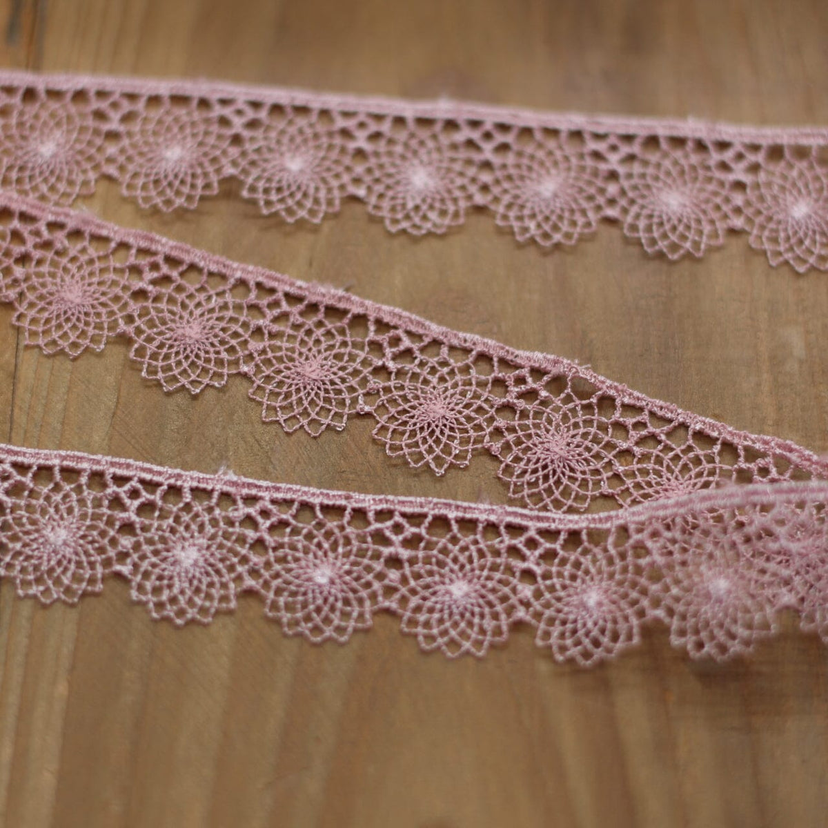 Guipure Ruban Dentelle - Vieux rose - 16mm (Vendu x10cm) Mercerie L'atelier de Gaspard et Léonie | Gaspard et Léonie Tissus en ligne et Mercerie à Toulouse