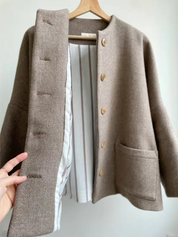 La veste/manteau EVERYDAY - Patron de couture pochette - MAISON ESSENTIELLE Patron de couture MAISON ESSENTIELLE | Gaspard et Léonie Tissus en ligne et Mercerie à Toulouse
