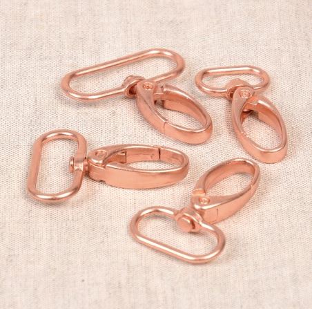 Mousqueton métallique rose mordoré 25mm (Vendu à l'unité) Mercerie L'atelier de Gaspard et Léonie | Gaspard et Léonie Tissus en ligne et Mercerie à Toulouse