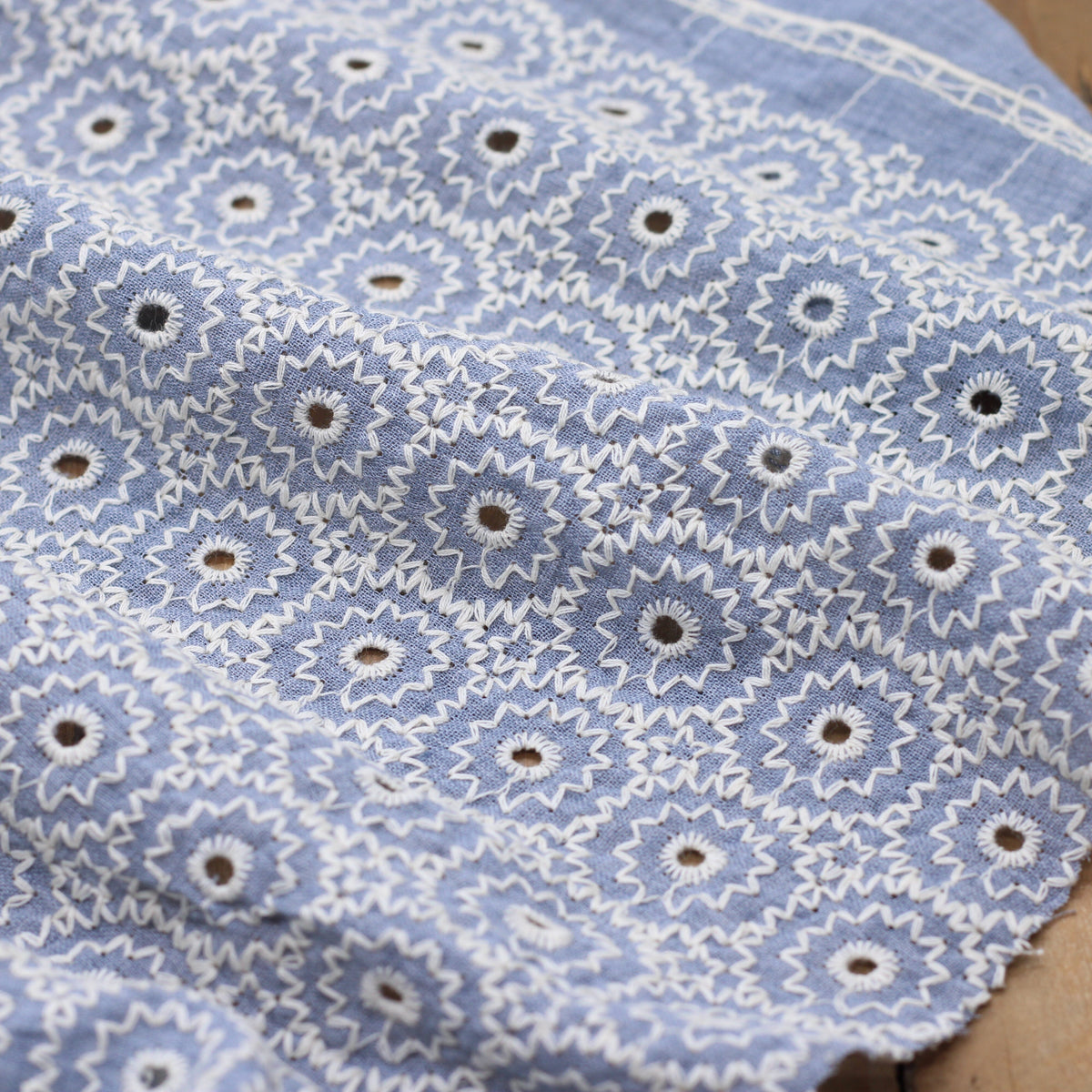 Tissu coton brodé - CIRCLE - Bleu glacier (Vendu x10cm) Tissus Sélection Gaspard & Léonie | Gaspard et Léonie Tissus en ligne et Mercerie à Toulouse