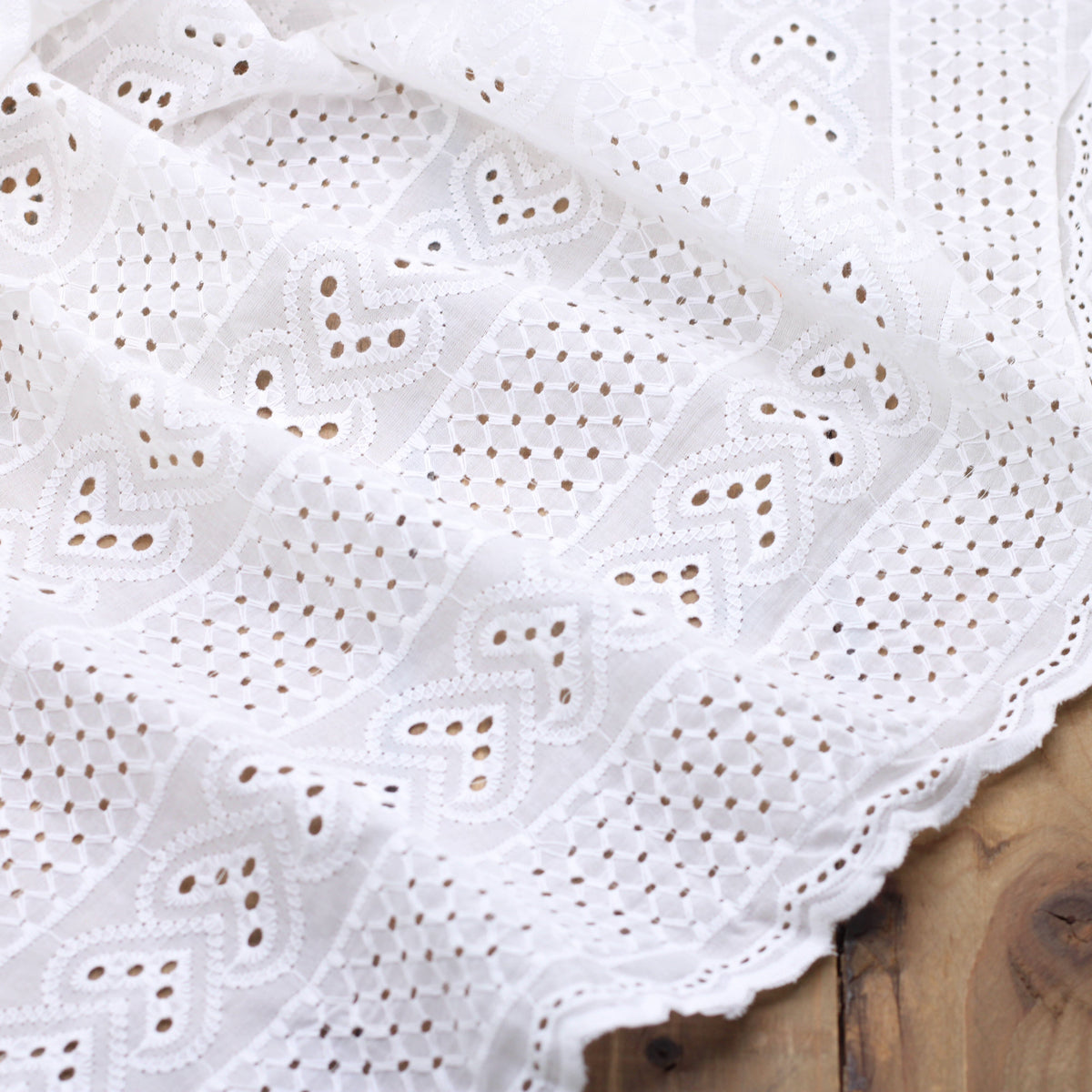 Tissu coton brodé et festonné - DIANE - Blanc cassé (Vendu x10cm) Tissus Sélection Gaspard & Léonie | Gaspard et Léonie Tissus en ligne et Mercerie à Toulouse