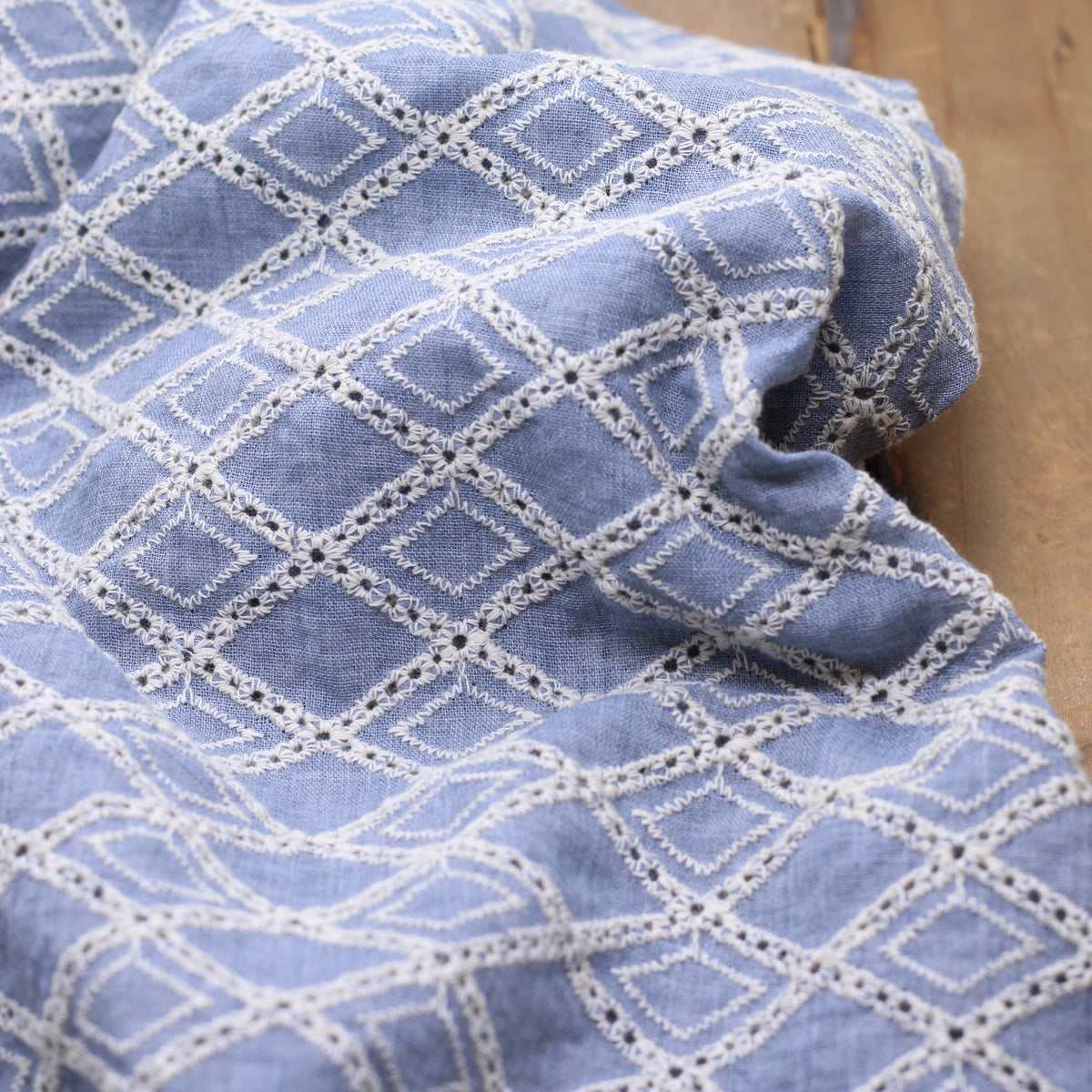 Tissu coton brodé - LOSANGE - Bleu glacier (Vendu x10cm) Tissus Sélection Gaspard & Léonie | Gaspard et Léonie Tissus en ligne et Mercerie à Toulouse