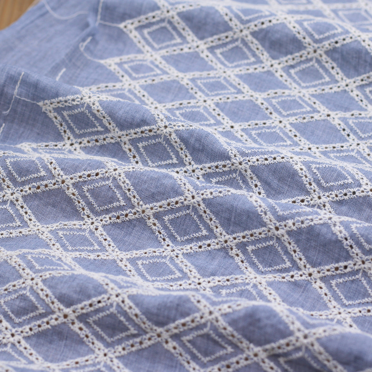 Tissu coton brodé - LOSANGE - Bleu glacier (Vendu x10cm) Tissus Sélection Gaspard & Léonie | Gaspard et Léonie Tissus en ligne et Mercerie à Toulouse