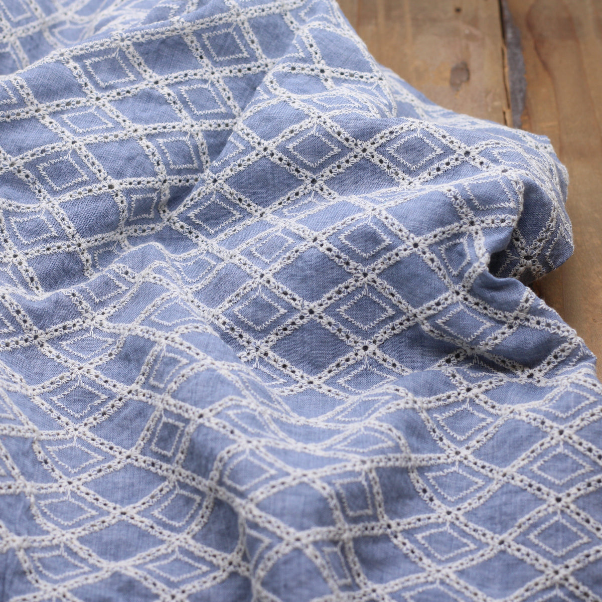 Tissu coton brodé - LOSANGE - Bleu glacier (Vendu x10cm) Tissus Sélection Gaspard & Léonie | Gaspard et Léonie Tissus en ligne et Mercerie à Toulouse