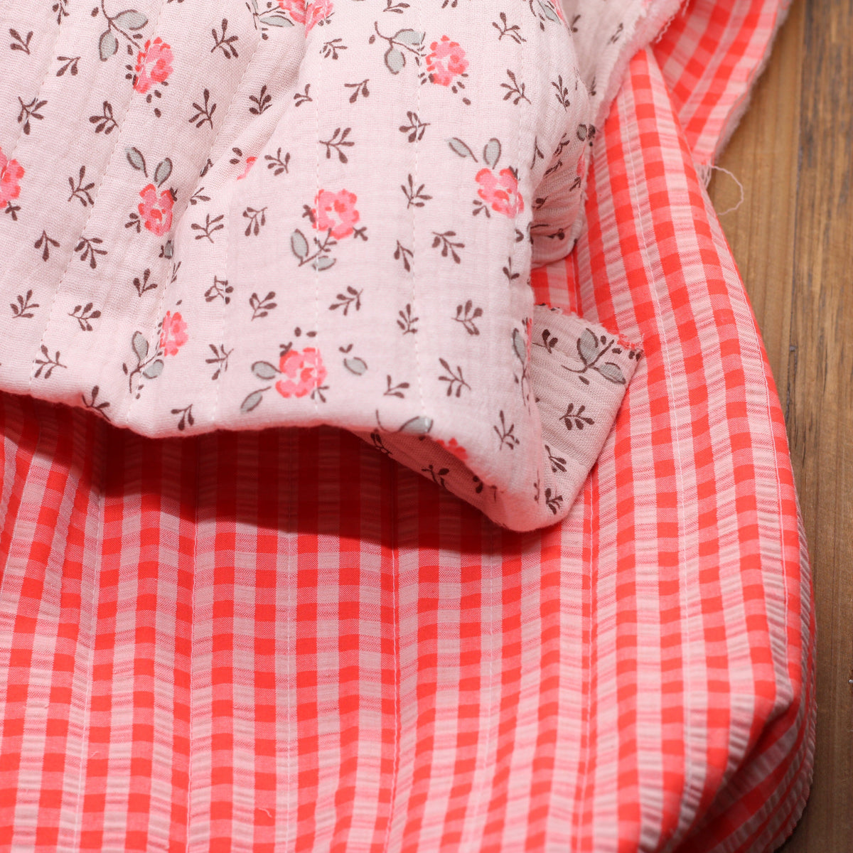 Tissu coton Matelassé Seersecker - OLYMPE/VICHY- Fluo Corail (Vendu x10cm) Tissus DOMOTEX | Gaspard et Léonie Tissus en ligne et Mercerie à Toulouse
