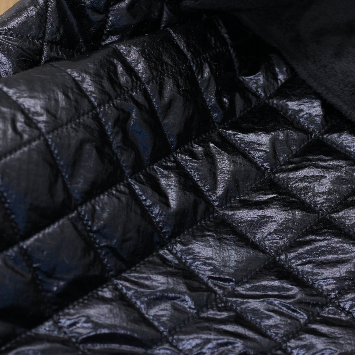 Tissu Doudoune Matelassé doublé fausse fourrure - Noir (Vendu x10cm) Tissus Sélection Gaspard & Léonie | Gaspard et Léonie Tissus en ligne et Mercerie à Toulouse