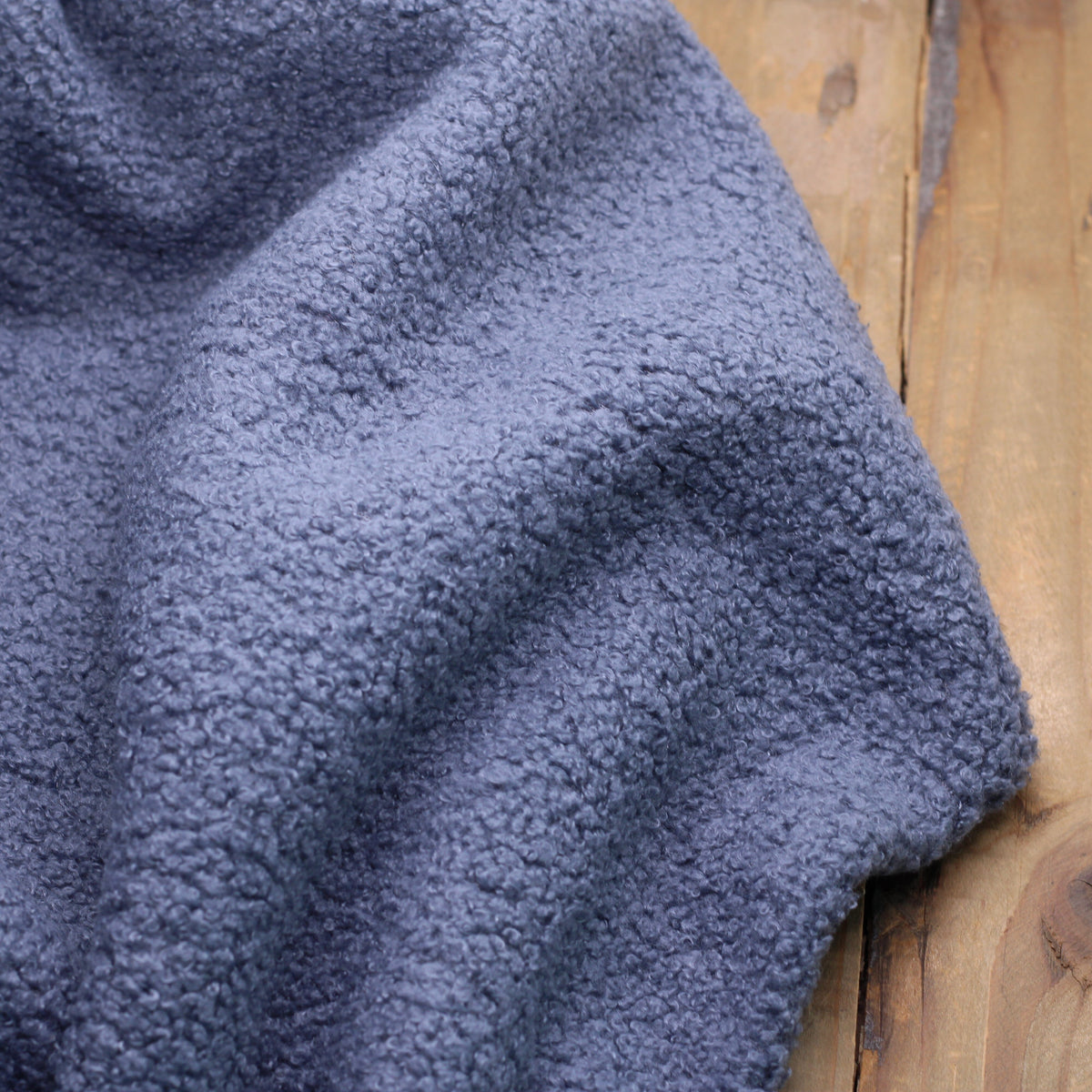 Tissu fausse fourrure bouclette Polaire - Bleu Denim (Vendu x10cm) Tissus Sélection Gaspard & Léonie | Gaspard et Léonie Tissus en ligne et Mercerie à Toulouse