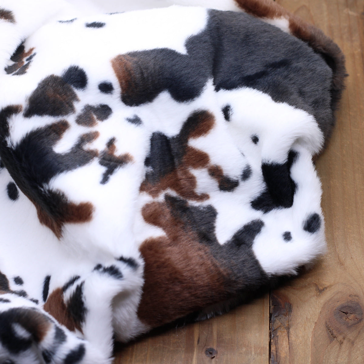 Tissu fausse fourrure VACHE - Blanc (Vendu x10cm) Tissus Sélection Gaspard & Léonie | Gaspard et Léonie Tissus en ligne et Mercerie à Toulouse