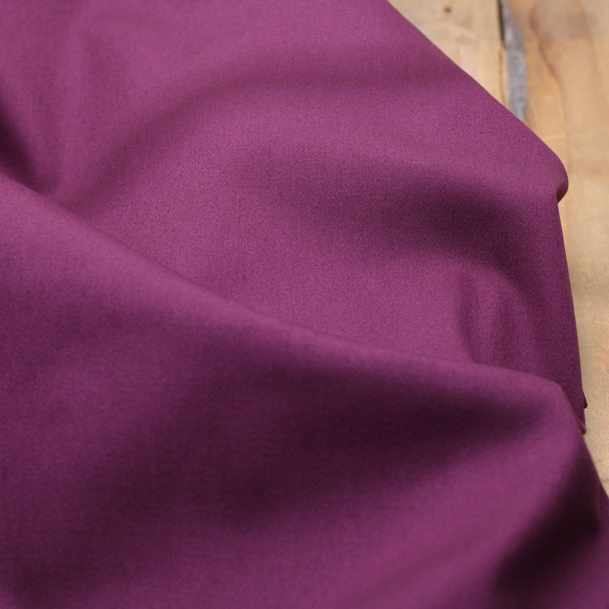 Tissu Fine Gabardine de coton unie Stretch - Aubergine (Vendu par 10cm) Tissus Sélection Gaspard & Léonie | Gaspard et Léonie Tissus en ligne et Mercerie à Toulouse