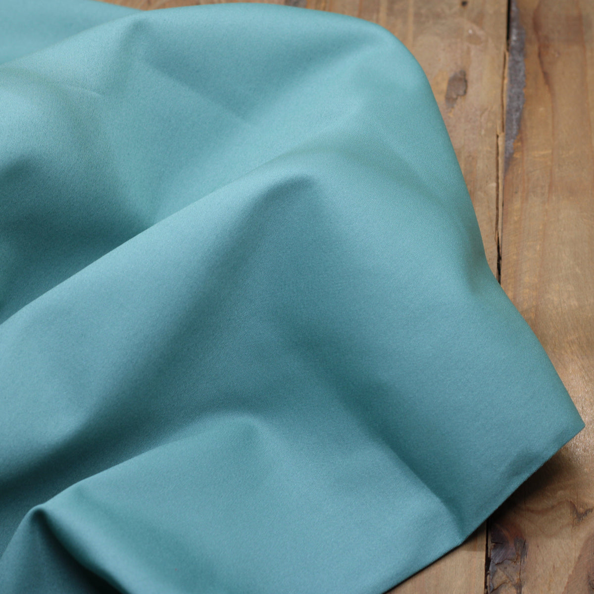 Tissu Fine Gabardine de coton unie Stretch - Vert Eucalyptus (Vendu par 10cm) Tissus Sélection Gaspard & Léonie | Gaspard et Léonie Tissus en ligne et Mercerie à Toulouse