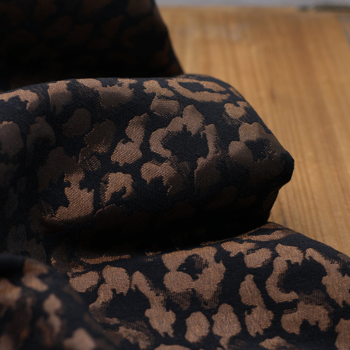 Tissu Jacquard Lurex LEO - Bronze/Noir (Vendu x10cm) Tissus Sélection Gaspard & Léonie | Gaspard et Léonie Tissus en ligne et Mercerie à Toulouse
