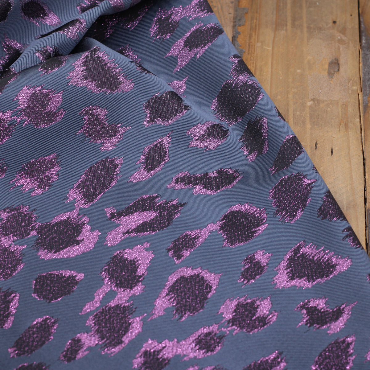 Tissu Jacquard Lurex LEOPARD - Gris/Violet (Vendu x10cm) Tissus Sélection Gaspard & Léonie | Gaspard et Léonie Tissus en ligne et Mercerie à Toulouse