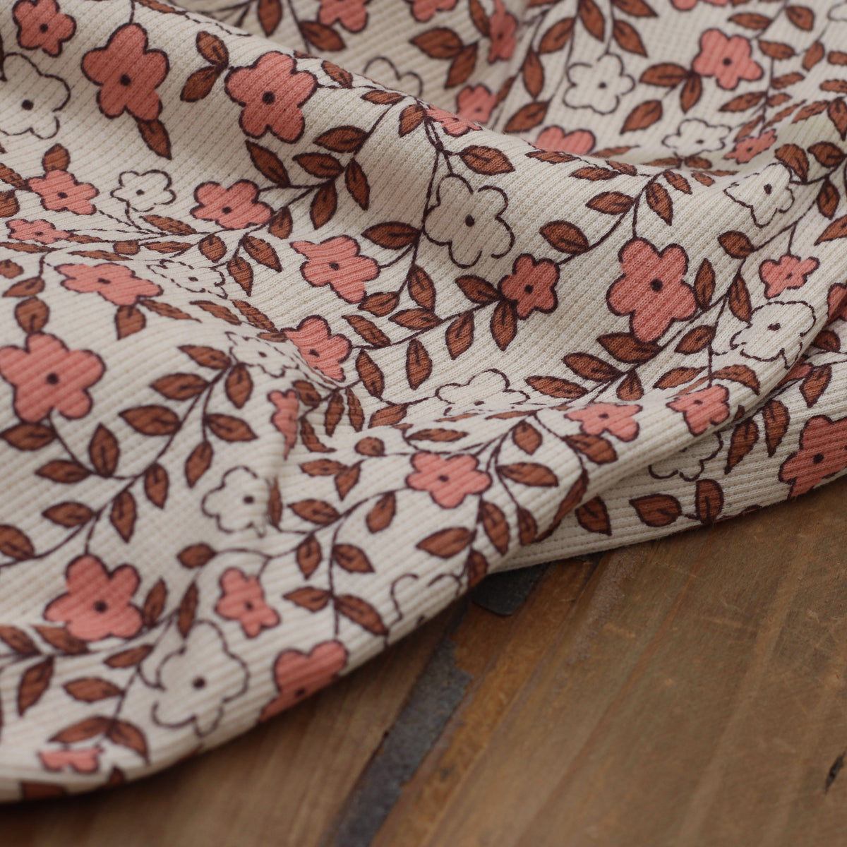 Tissu Jersey cotelé de coton BIO Fleuri - CLOTHILDE - Ecru - POPPY DESIGNED (Vendu x10cm) Tissus POPPY Designed For You | Gaspard et Léonie Tissus en ligne et Mercerie à Toulouse