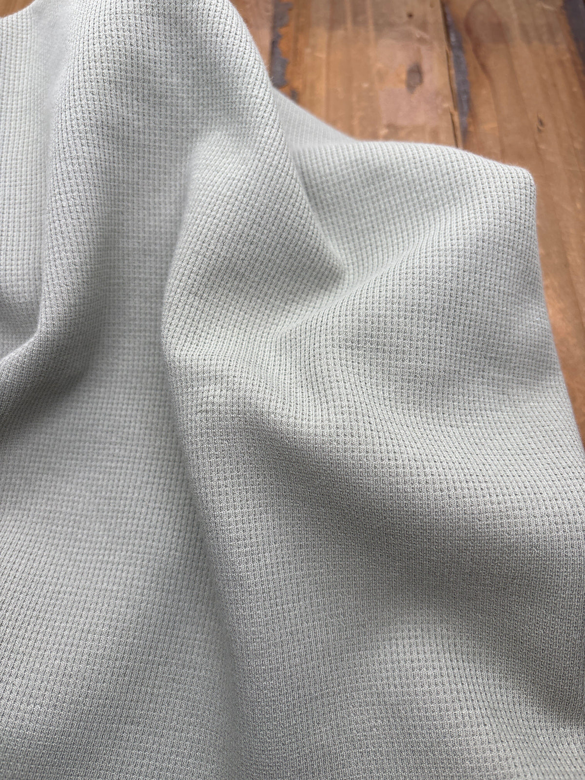 Tissu Jersey de coton gaufré - Vert Amande (Vendu x10cm) Tissus Sélection Gaspard & Léonie | Gaspard et Léonie Tissus en ligne et Mercerie à Toulouse