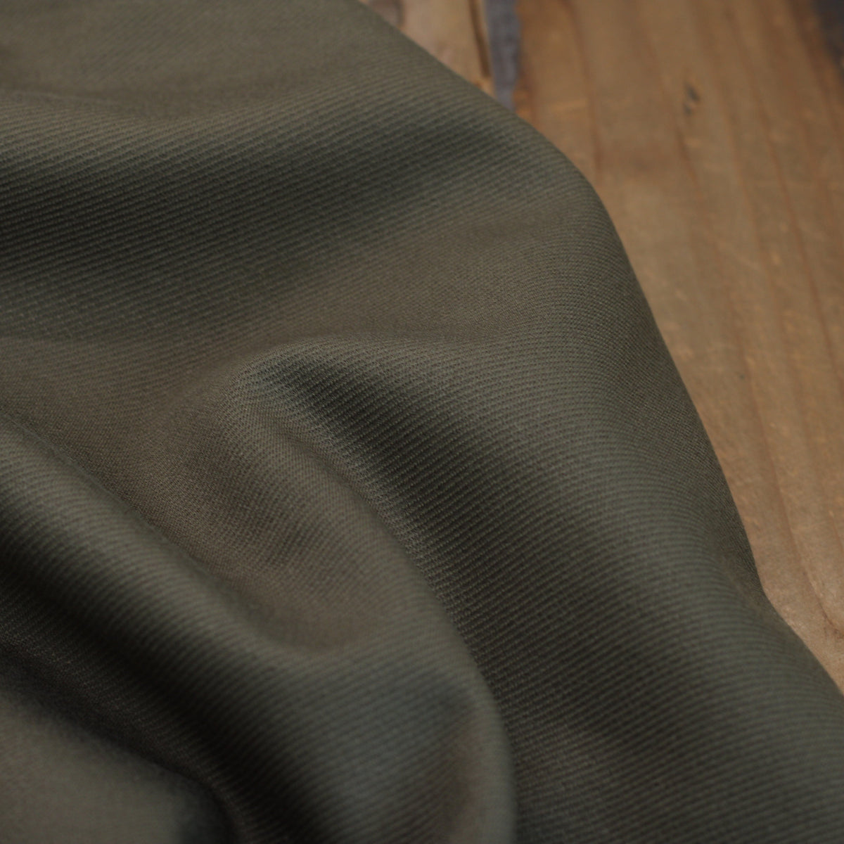 Tissu Jersey Milano Twill uni - Kaki (Vendu x10cm) Tissus L'atelier de Gaspard et Léonie | Gaspard et Léonie Tissus en ligne et Mercerie à Toulouse