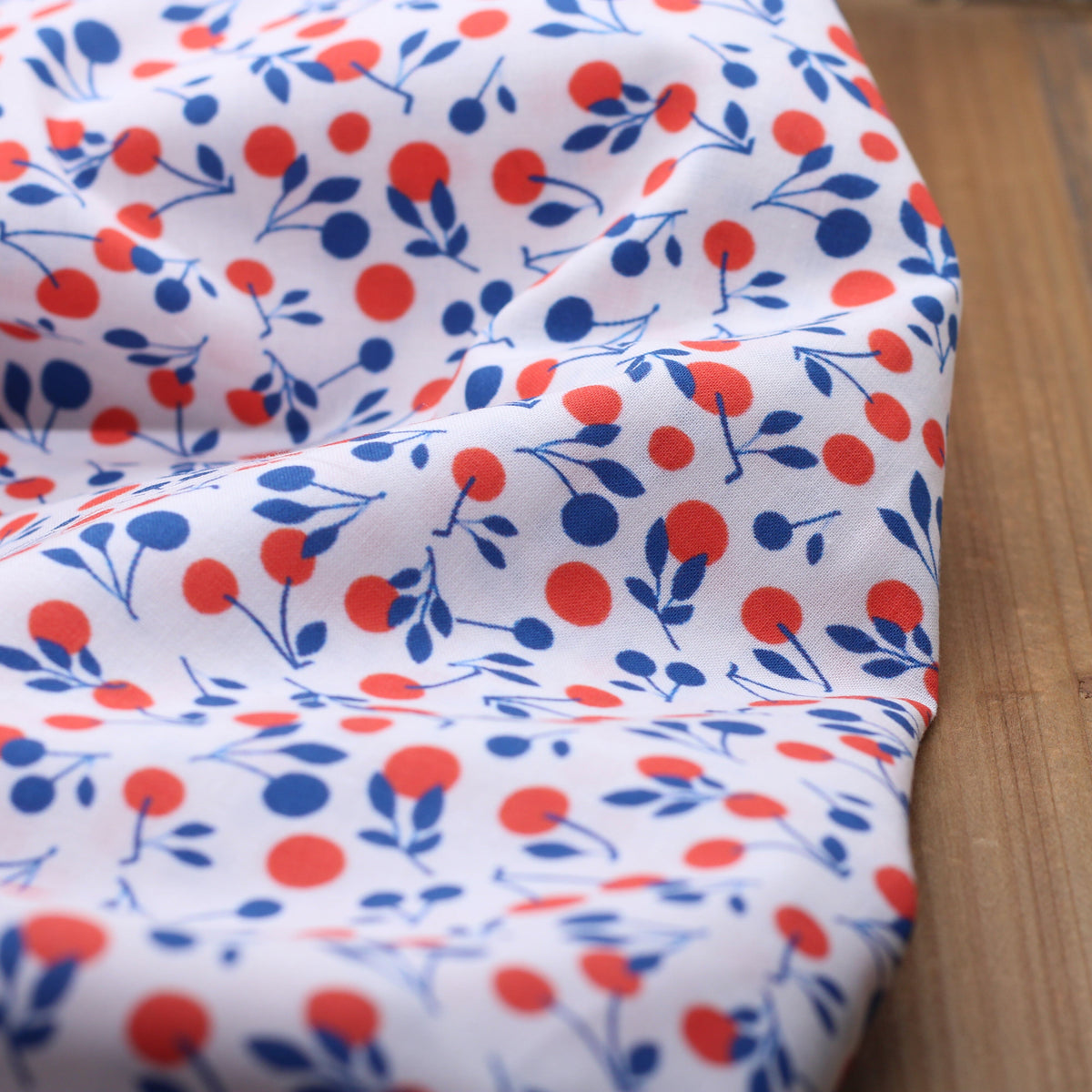 Tissu popeline de coton - CERISES - Rouge/Bleu/Blanc (vendu x10cm) Tissus Sélection Gaspard & Léonie | Gaspard et Léonie Tissus en ligne et Mercerie à Toulouse