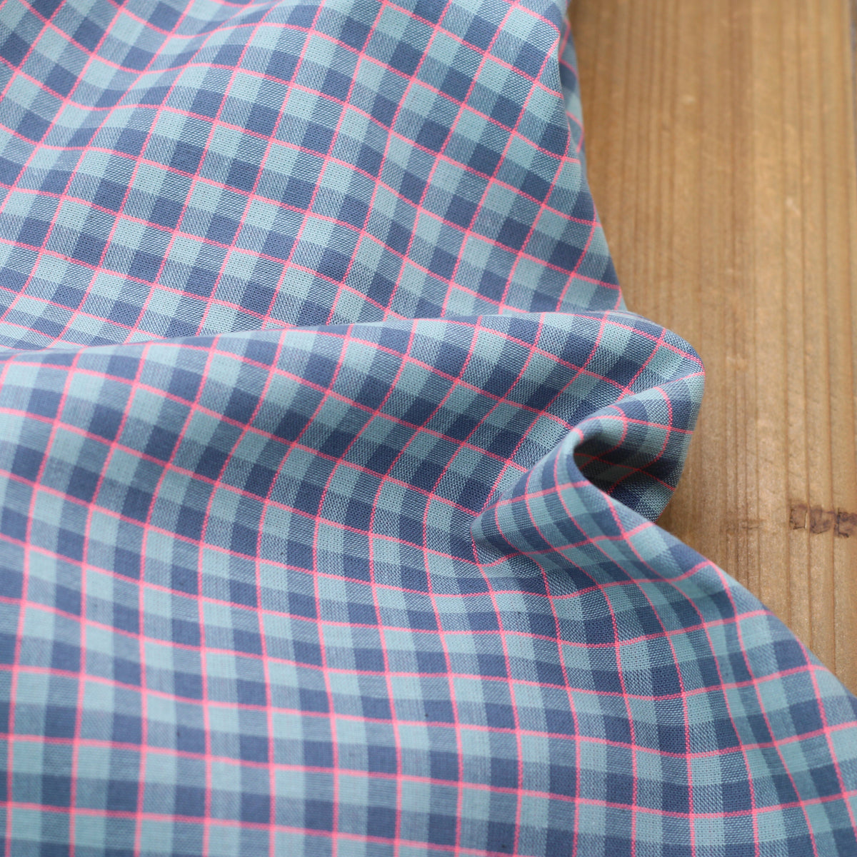 Tissu popeline de coton VICHY Fils fluo rose - Gris bleuté (Vendu x10cm) Tissus Sélection Gaspard & Léonie | Gaspard et Léonie Tissus en ligne et Mercerie à Toulouse