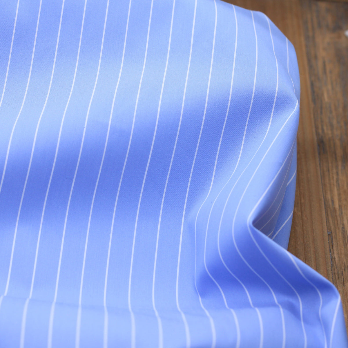 Tissu Satin de coton stretch - FINES RAYURES- Blanc/Bleu (Vendu x10cm) Tissus Sélection Gaspard & Léonie | Gaspard et Léonie Tissus en ligne et Mercerie à Toulouse