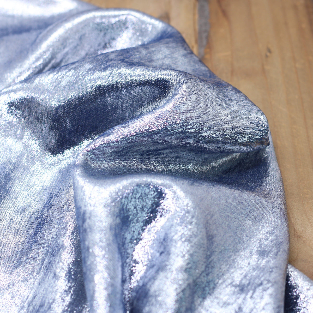 Tissu Satin denim irisé- Bleu/Argent (Vendu x10cm) Tissus Sélection Gaspard & Léonie | Gaspard et Léonie Tissus en ligne et Mercerie à Toulouse