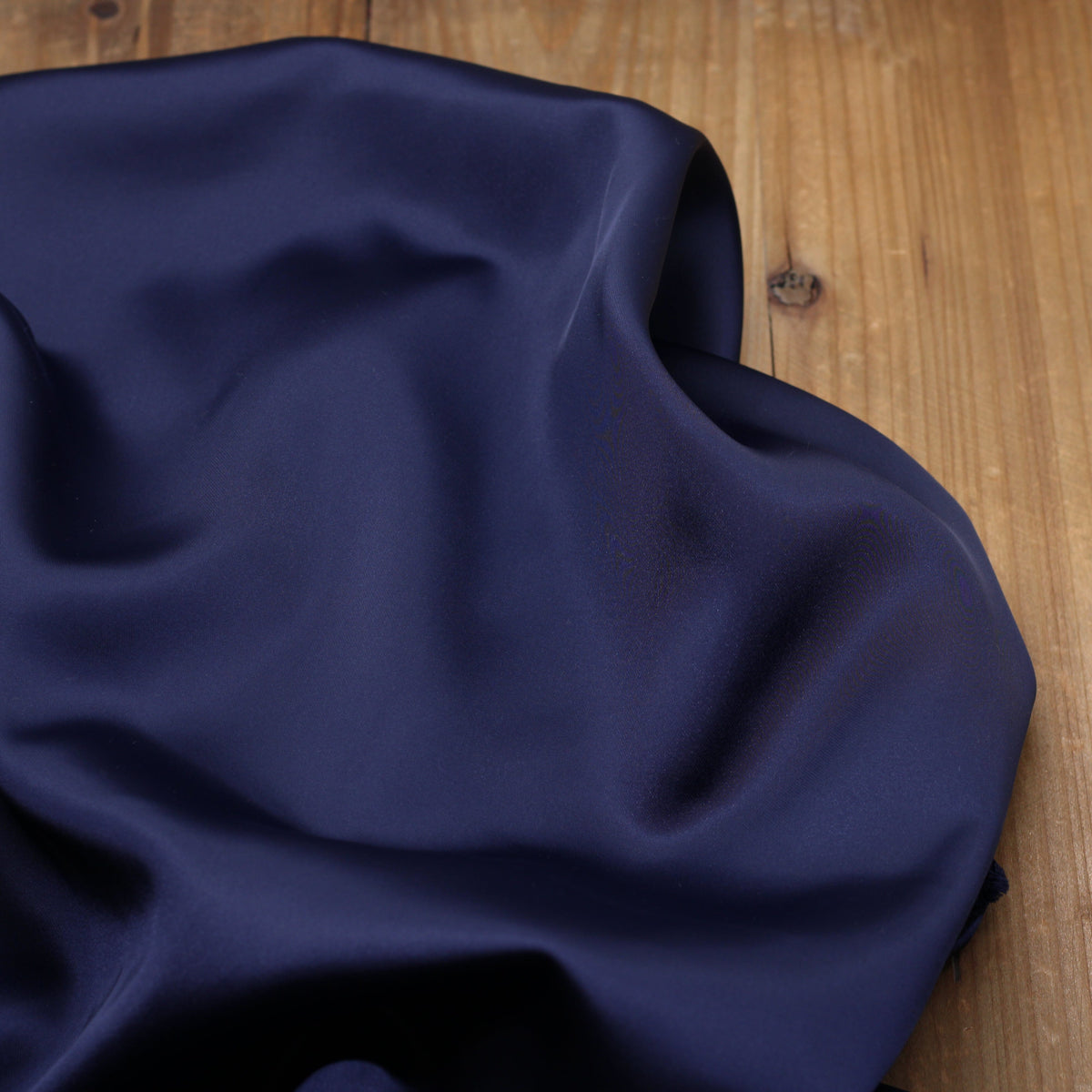 Tissu satin Duchesse uni - Bleu marine (Vendu x10cm) Tissus Sélection Gaspard & Léonie | Gaspard et Léonie Tissus en ligne et Mercerie à Toulouse