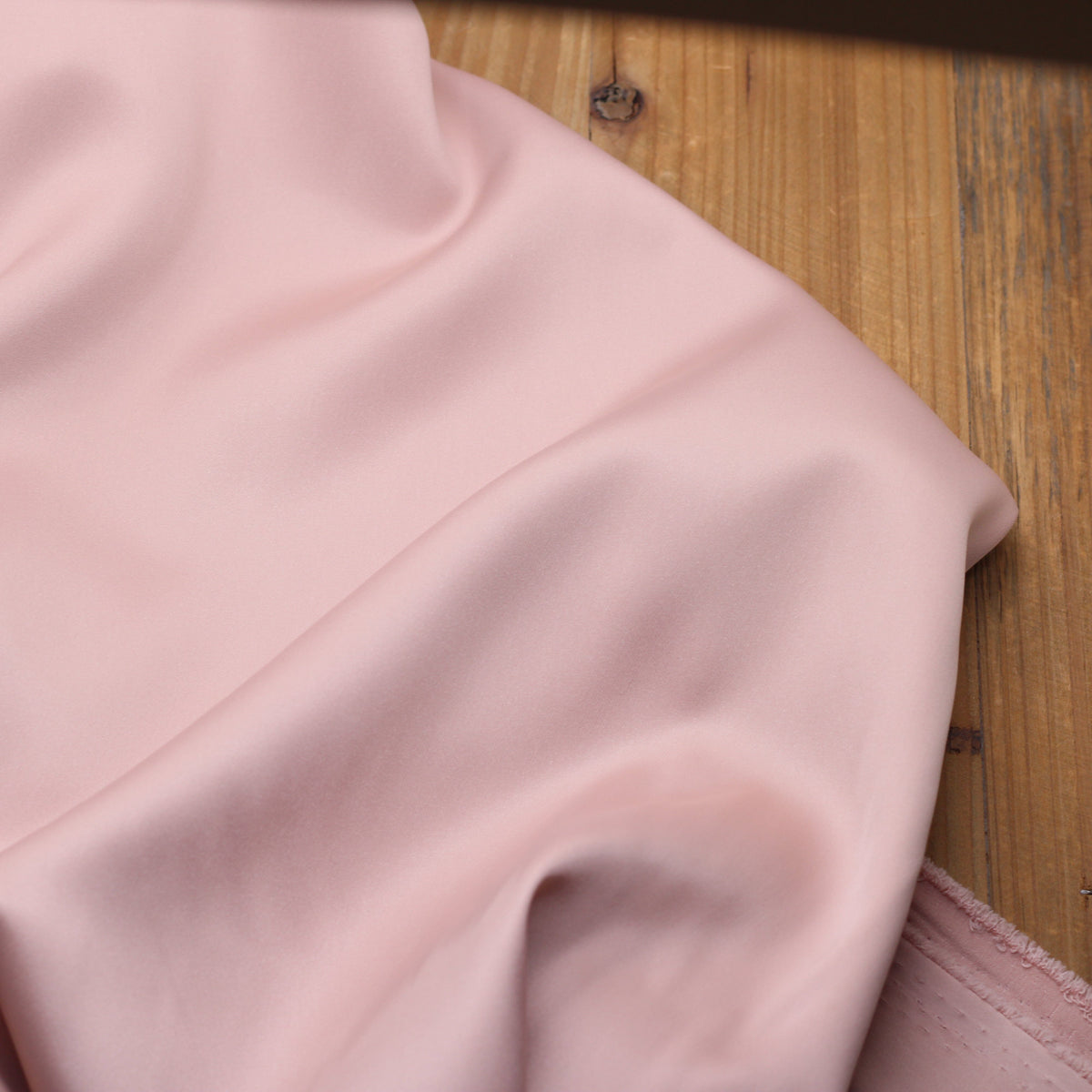 Tissu satin Duchesse uni - Rose nude (Vendu x10cm) Tissus Sélection Gaspard & Léonie | Gaspard et Léonie Tissus en ligne et Mercerie à Toulouse