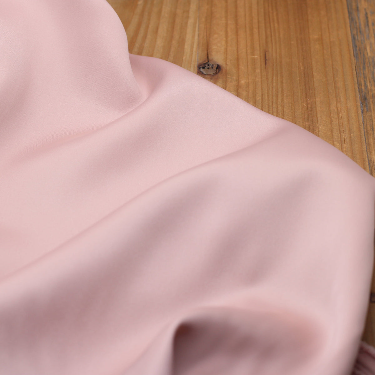 Tissu satin Duchesse uni - Rose nude (Vendu x10cm) Tissus Sélection Gaspard & Léonie | Gaspard et Léonie Tissus en ligne et Mercerie à Toulouse