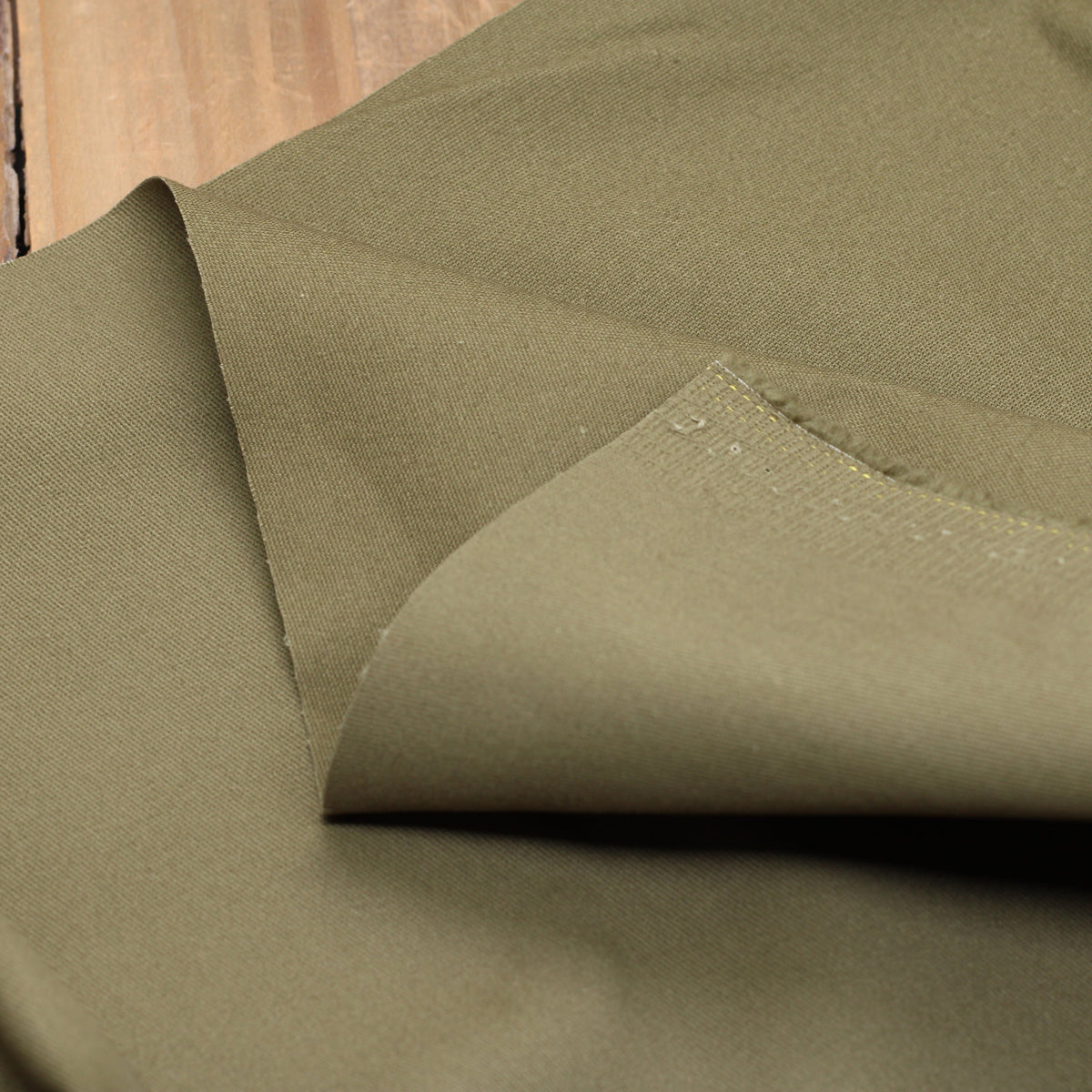 Tissu Twill de coton brossé stretch - CHINO - Vert Kaki (Vendu par 10cm) Tissus Sélection Gaspard & Léonie | Gaspard et Léonie Tissus en ligne et Mercerie à Toulouse