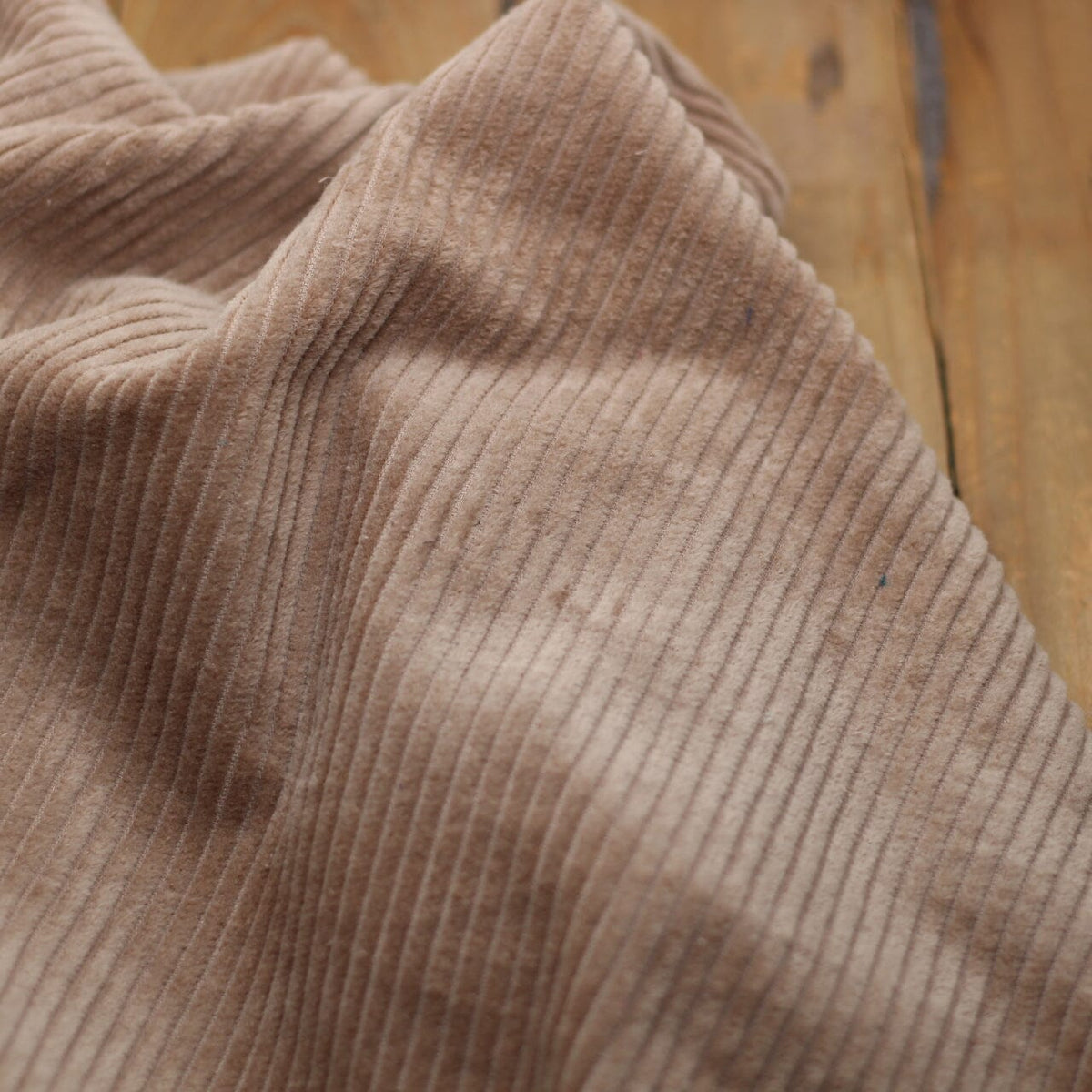 Tissu Velours Grosses côtes - Beige Foncé/Marron clair (vendu x10cm) Tissus Sélection Gaspard & Léonie | Gaspard et Léonie Tissus en ligne et Mercerie à Toulouse