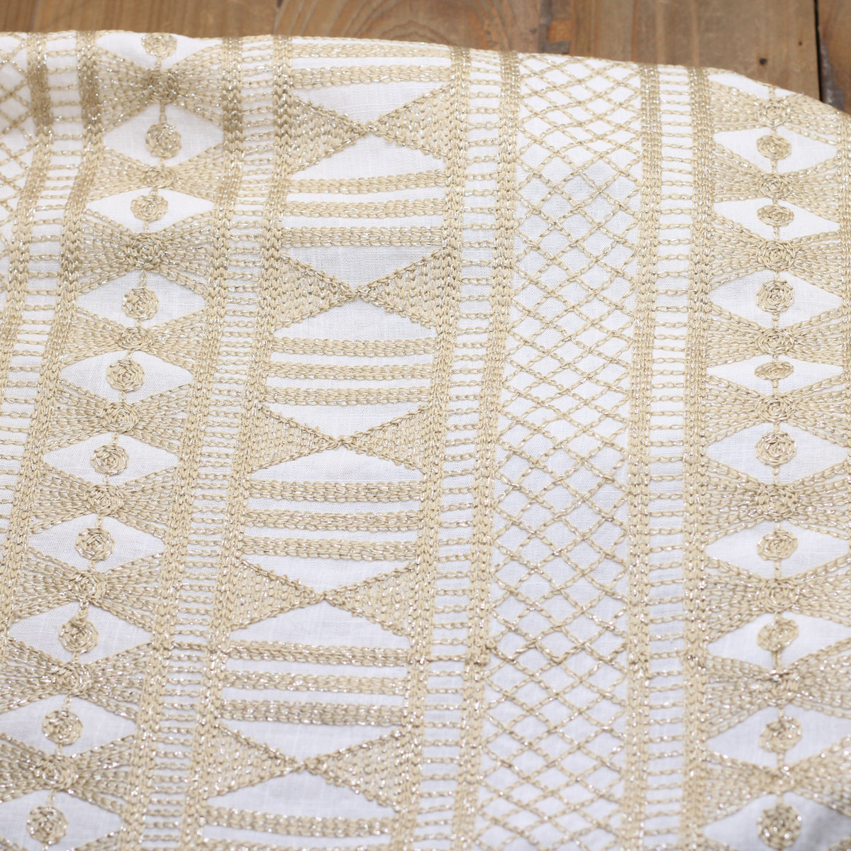 Tissu viscose brodée ATHENA - Blanc/Doré (Vendu x10cm) Tissus Sélection Gaspard & Léonie | Gaspard et Léonie Tissus en ligne et Mercerie à Toulouse