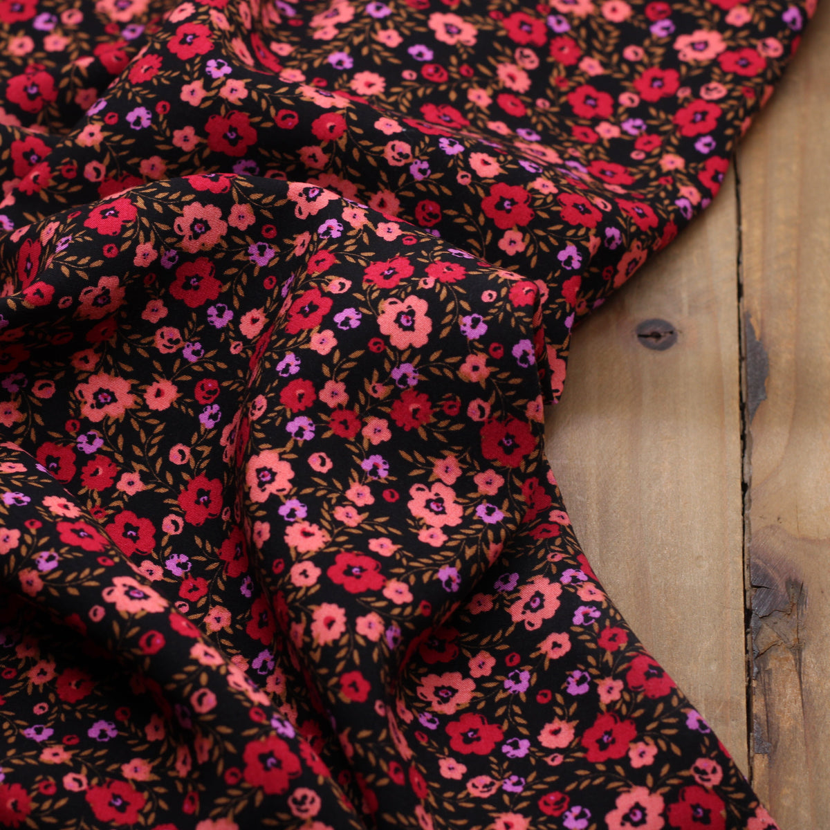 Tissu Viscose - FLEUR - Noir (vendu x10cm) Tissus Sélection Gaspard & Léonie | Gaspard et Léonie Tissus en ligne et Mercerie à Toulouse