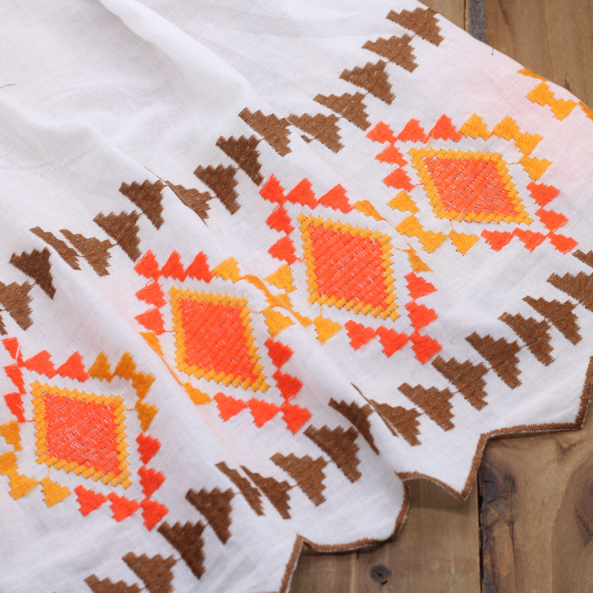 Tissu voile de coton brodé et festonné -INCA- ORANGE/CHOCOLAT (Vendu x10cm) Tissus Sélection Gaspard & Léonie | Gaspard et Léonie Tissus en ligne et Mercerie à Toulouse