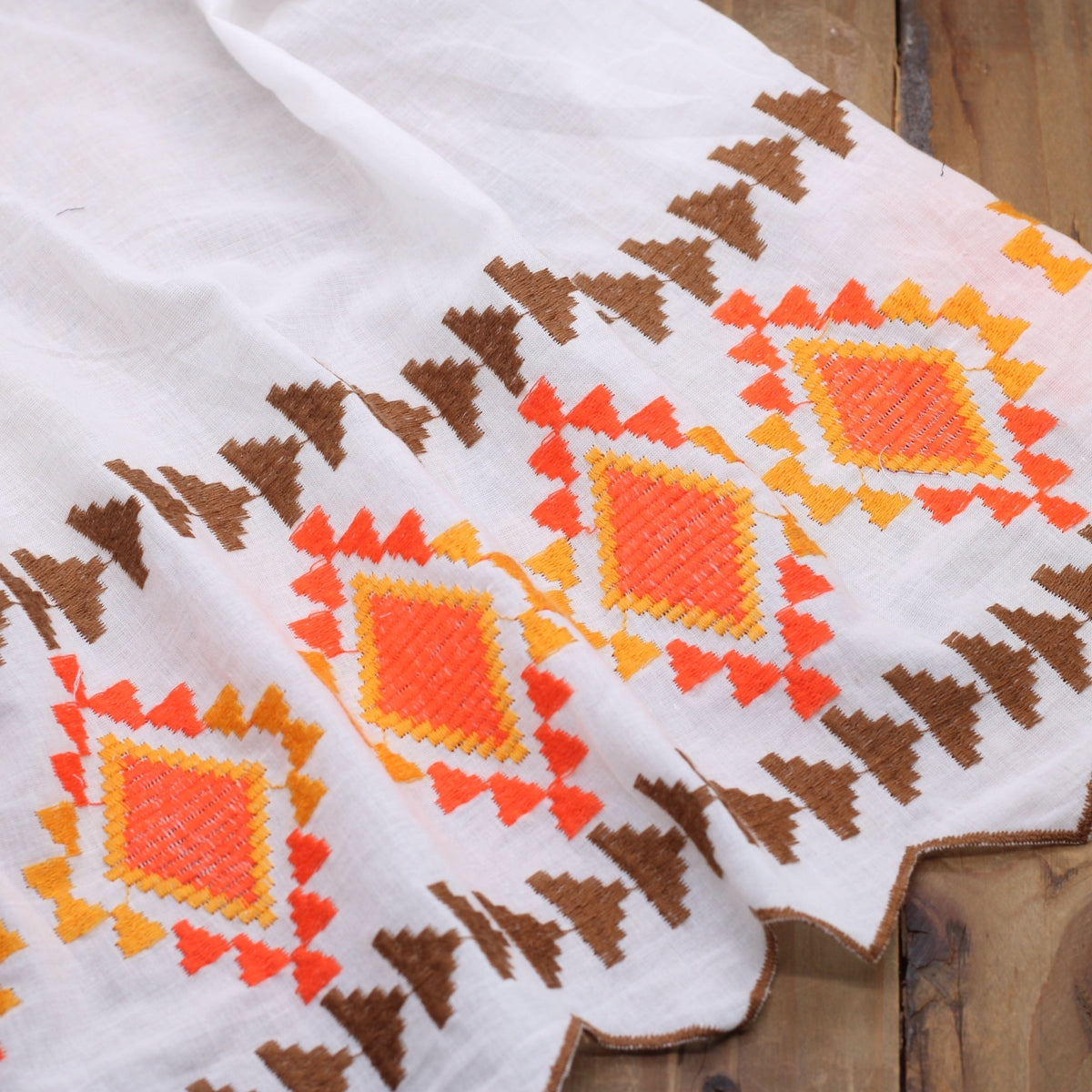 Tissu voile de coton brodé et festonné -INCA- ORANGE/CHOCOLAT (Vendu x10cm) Tissus Sélection Gaspard & Léonie | Gaspard et Léonie Tissus en ligne et Mercerie à Toulouse