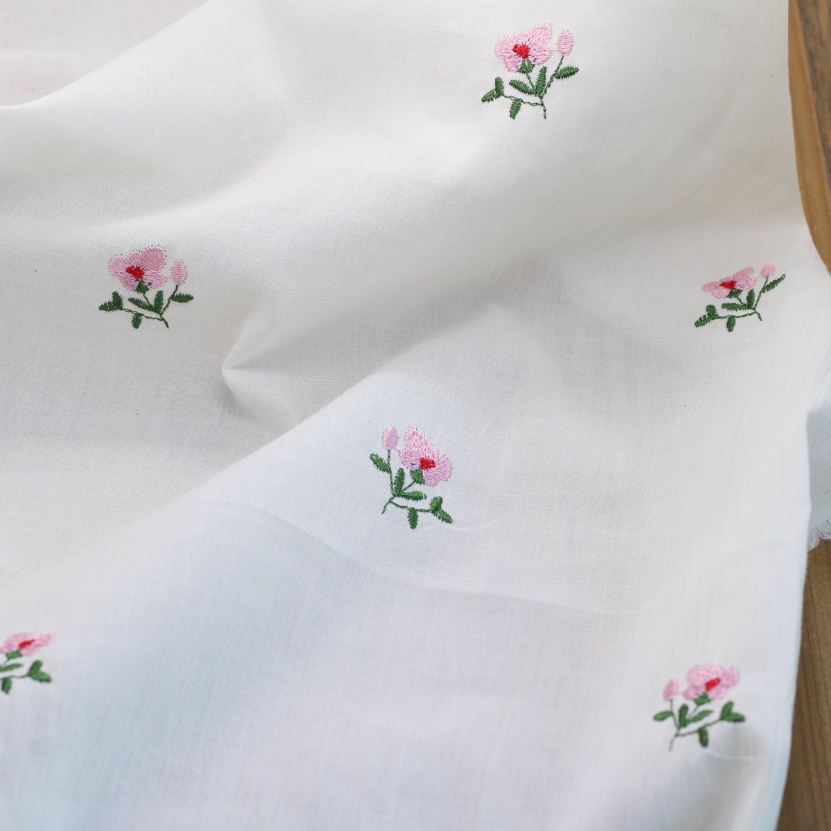 Tissu voile de coton brodé - FLEURS ROSES - Blanc (Vendu x10cm) Tissus Sélection Gaspard & Léonie | Gaspard et Léonie Tissus en ligne et Mercerie à Toulouse