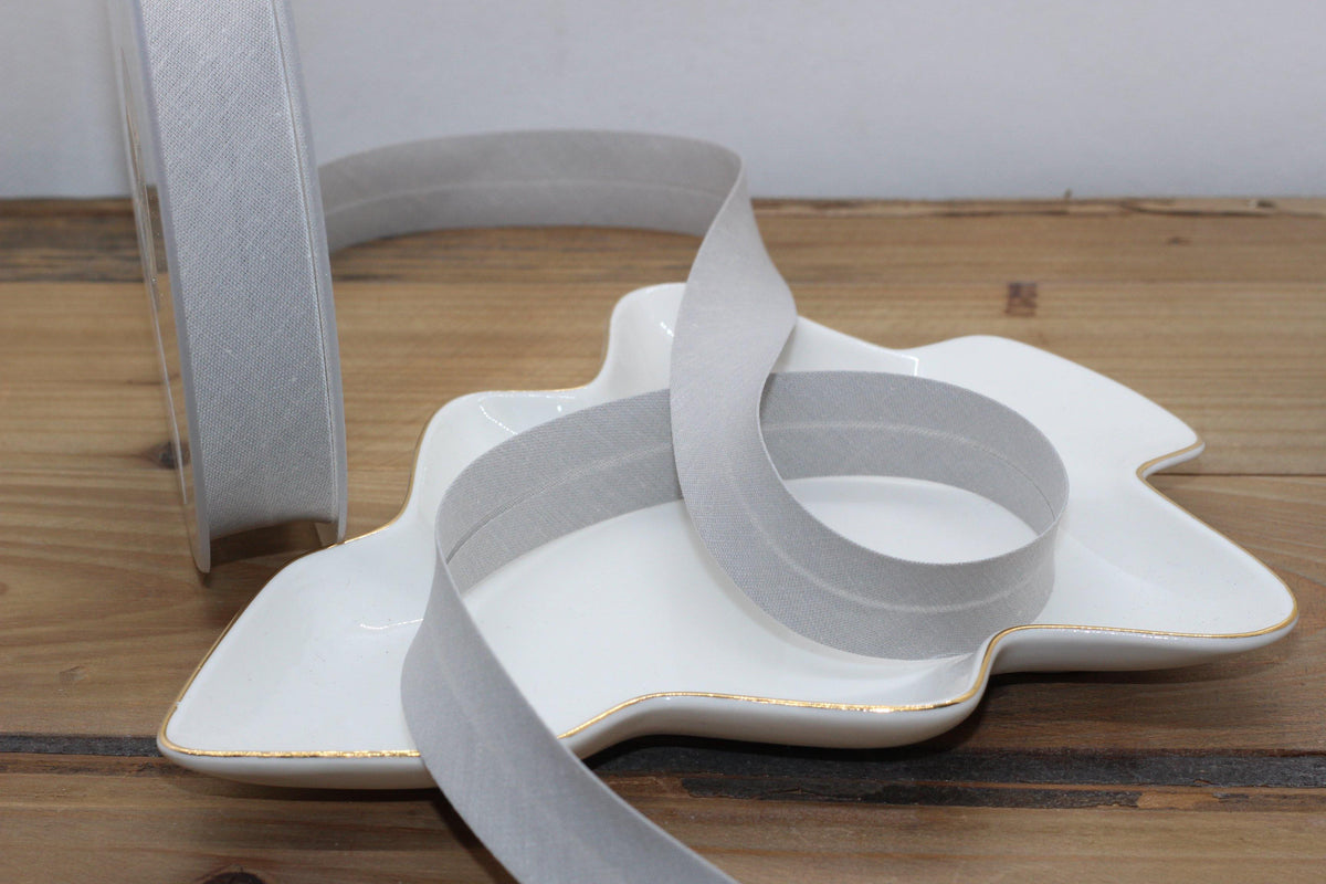 Biais Polycoton 20mm COL:15 uni Gris clair (Vendu x10cm) - L'atelier de Gaspard et Léonie