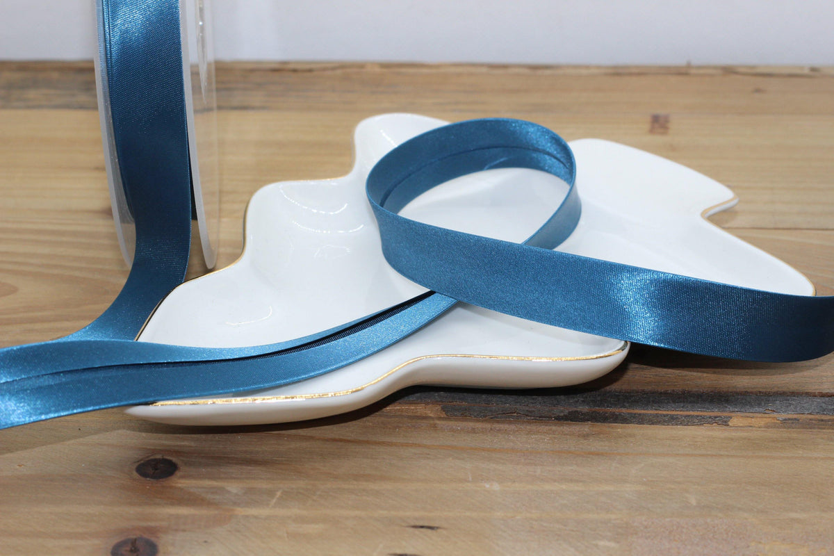 Biais Satin uni COL:8783 18mm Bleu pétrole (Vendu x10cm) - L'atelier de Gaspard et Léonie