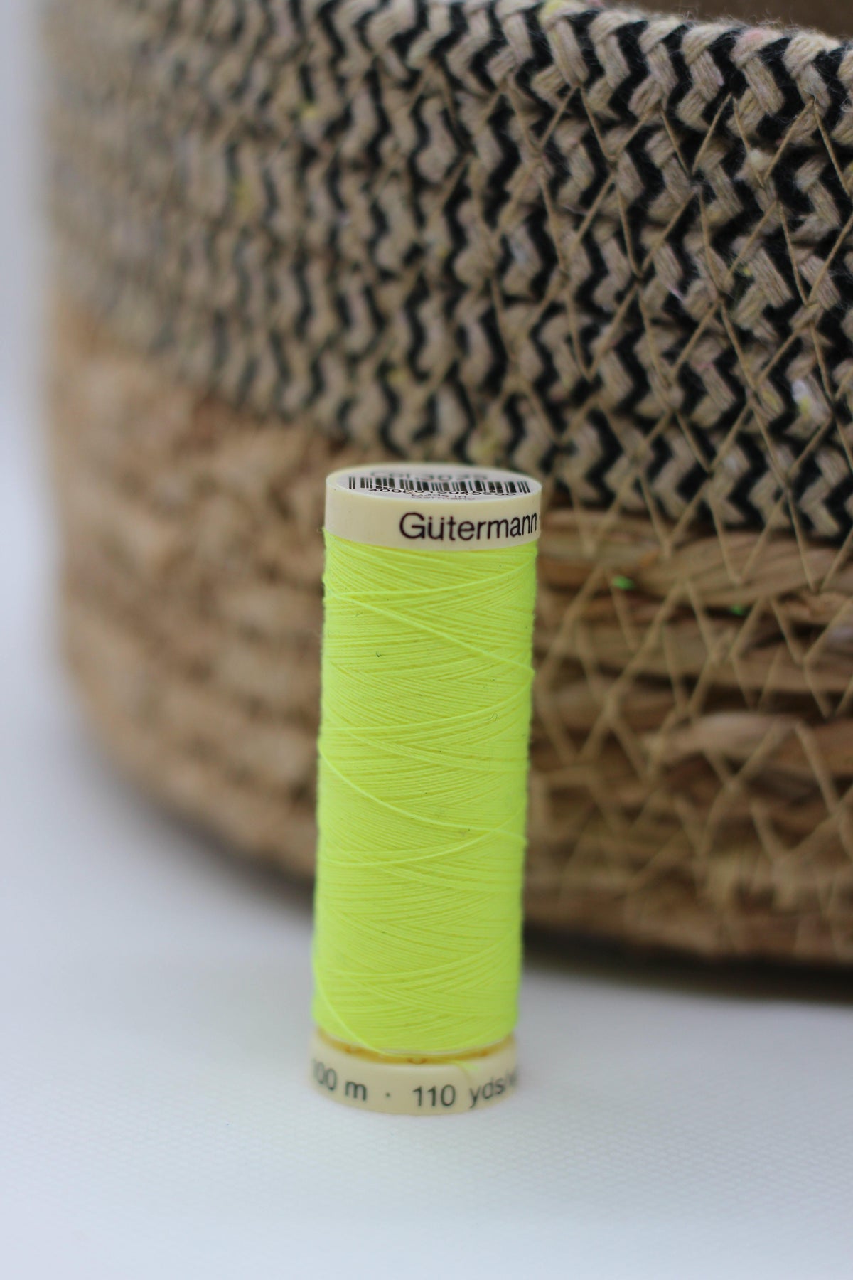 Fil à coudre Gütermann polyester - 3835 JAUNE FLUO - L'atelier de Gaspard et Léonie