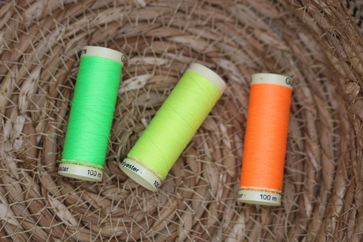 Fil à coudre Gütermann polyester - 3835 JAUNE FLUO - L'atelier de Gaspard et Léonie