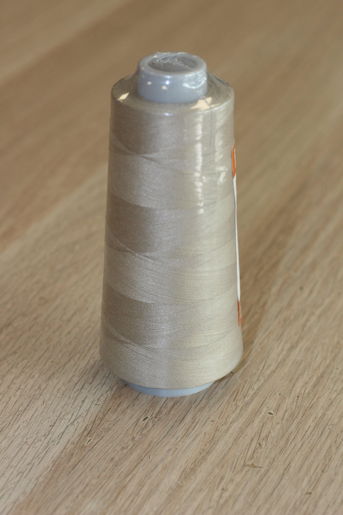 Fil surjeteuse Cône 2500m TOLDI LOCK Gütermann - 2725 Beige - L'atelier de Gaspard et Léonie