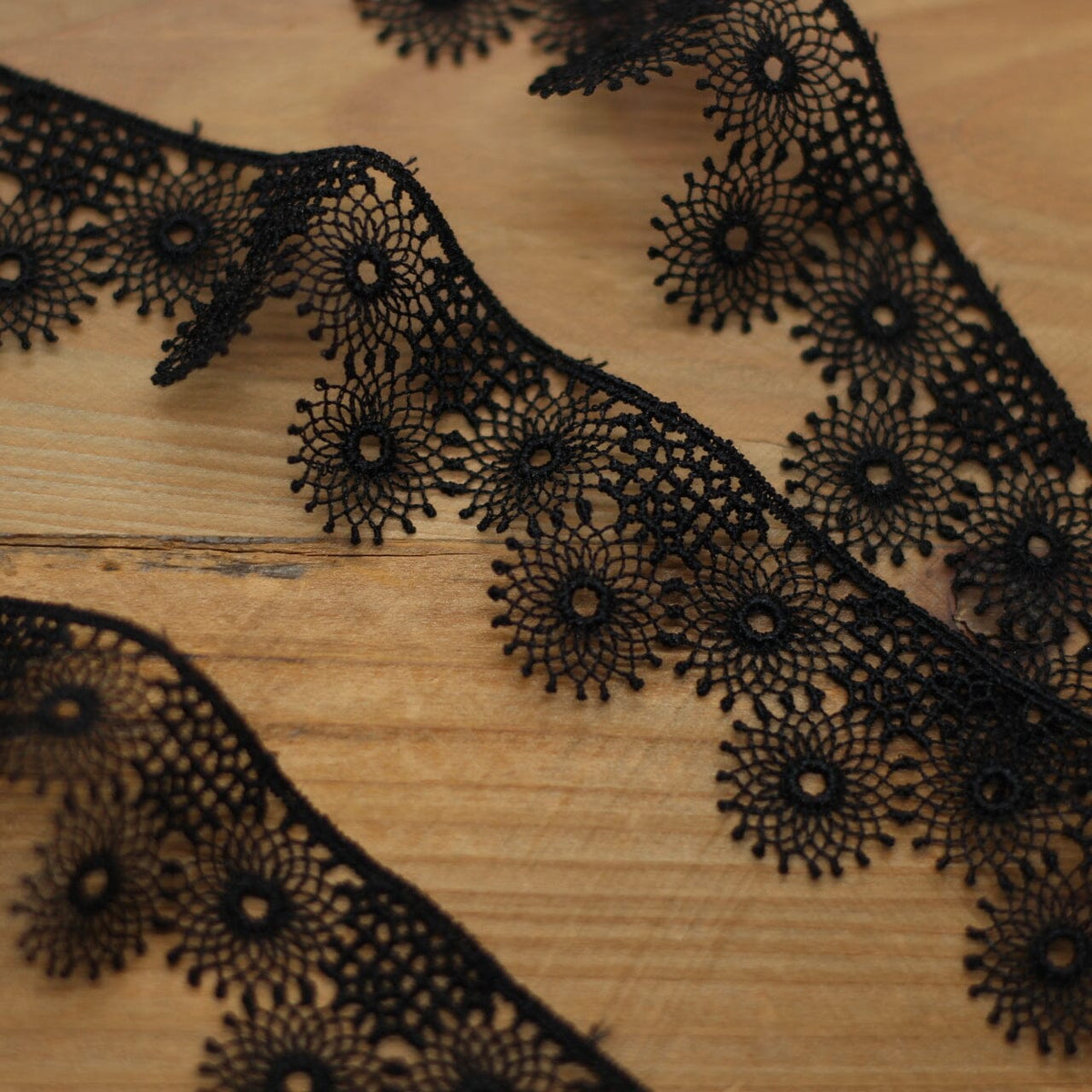 Guipure Dentelle - Noir - 30mm (Vendu x10cm) Mercerie L'atelier de Gaspard et Léonie | Gaspard et Léonie Tissus en ligne et Mercerie à Toulouse